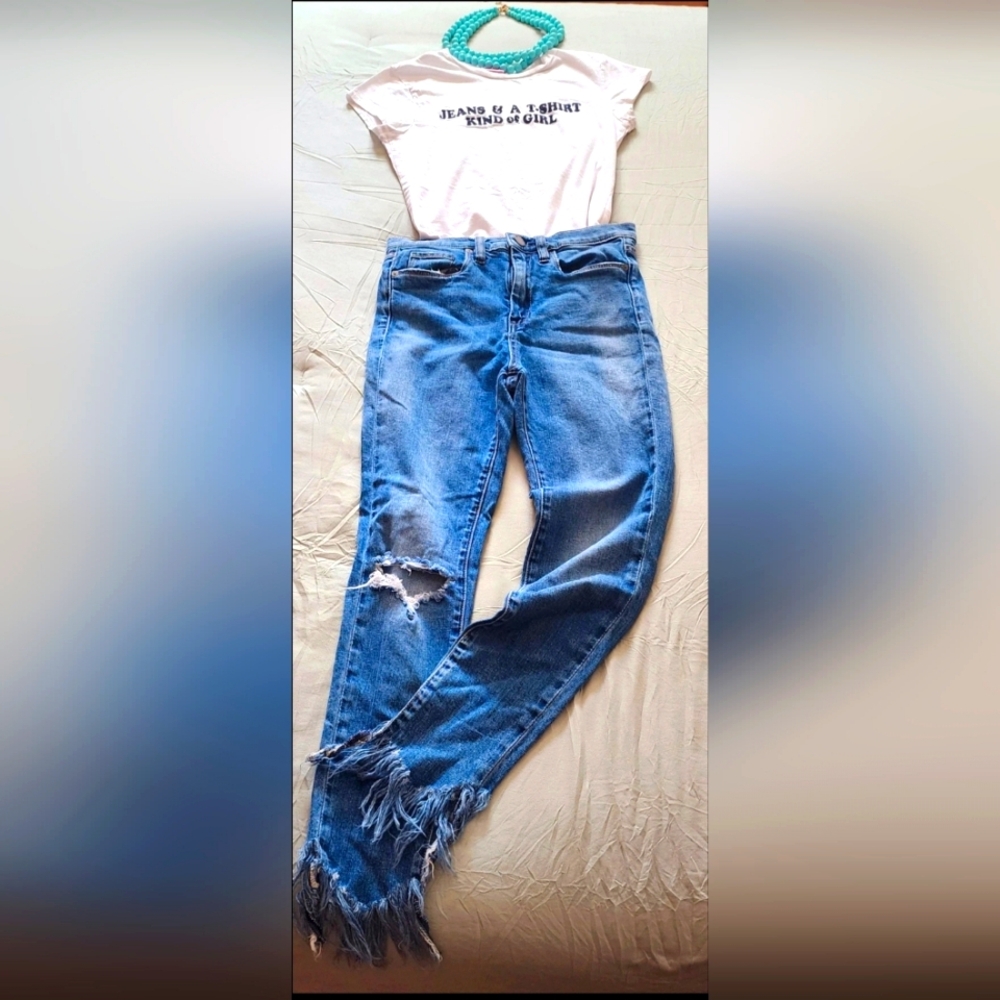 Womens outfit,jeans, T, and necklace, one price,see pictures